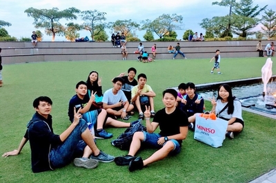Chien-Hsiang Hung (front row right) posing with a group of studentsImage