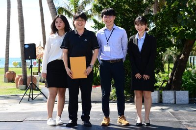 企業導師邱俊誠與導生合照圖片