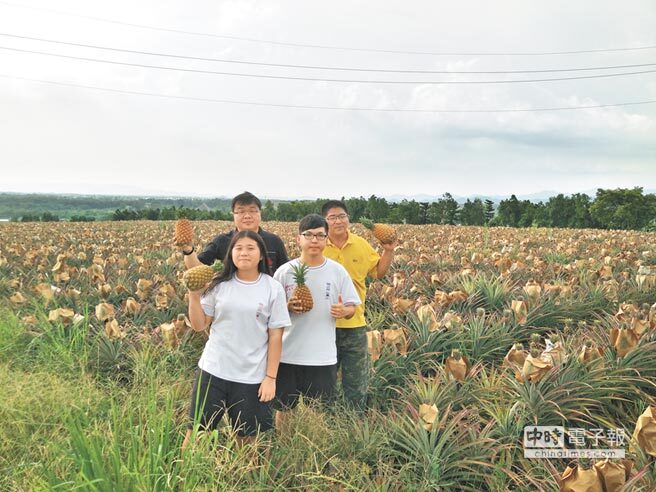 洪銘聰（後右一）與楊宗保（後左一）合作與岡山農工推出建教合作。　照片提供楊宗保圖片
