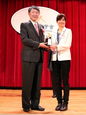 Pei-Chi Chen (right), Ph.D. student of the Department of Business Management, won the Best Practice Award and the Honorable Mention Award in the Doctor Category of  Fubon Life Management Doctor and Thesis Award