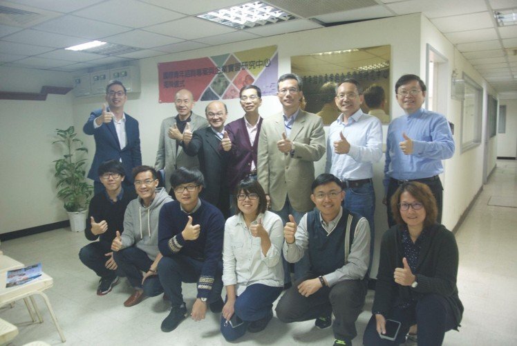 金屬中心處長楊敏郎 (後排右三)與中山大學管理學院及TEEP中心的教授、顧問。 金屬中心／提供圖片
