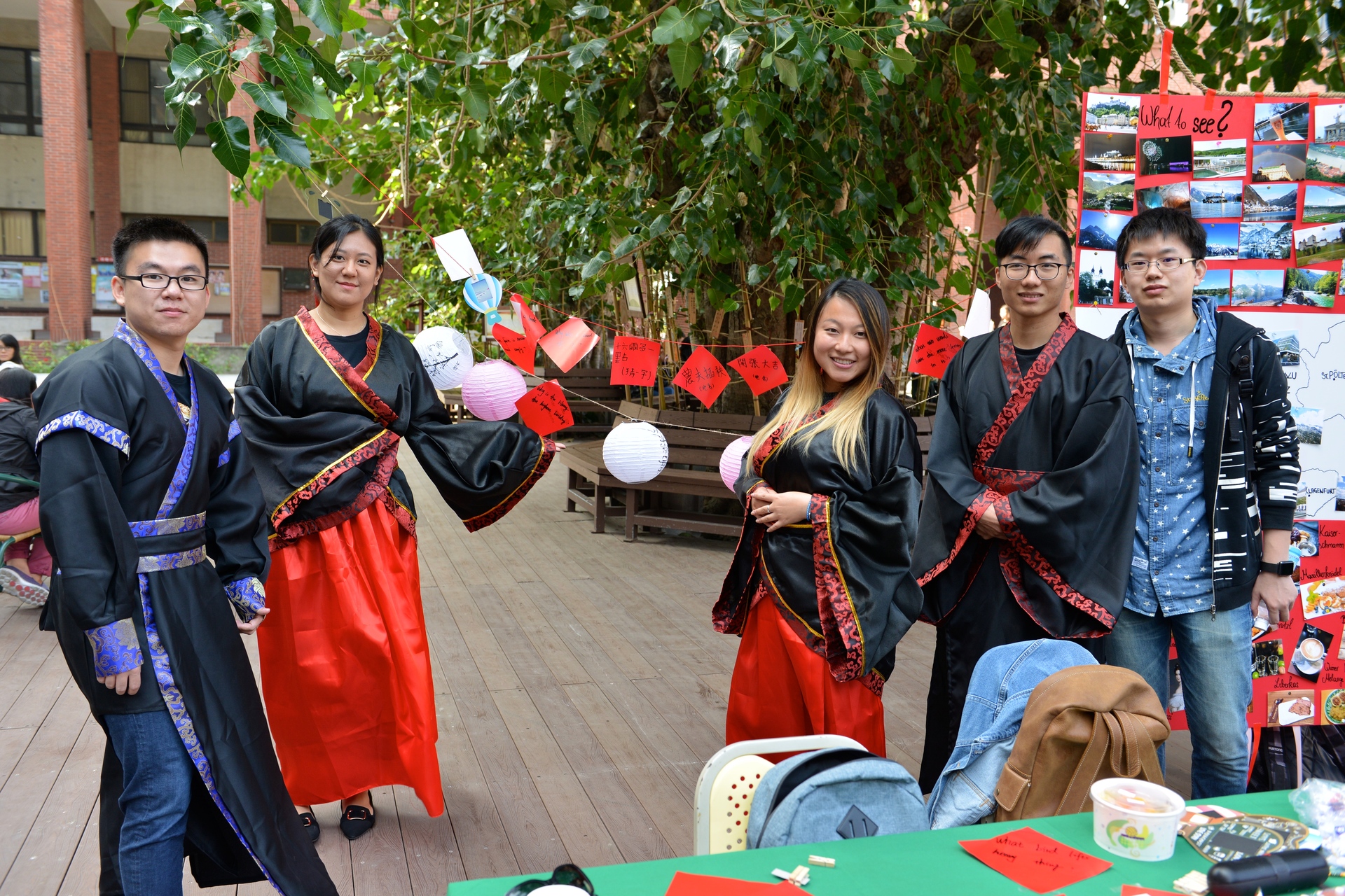 中國學生換上傳統服飾參加活動圖片