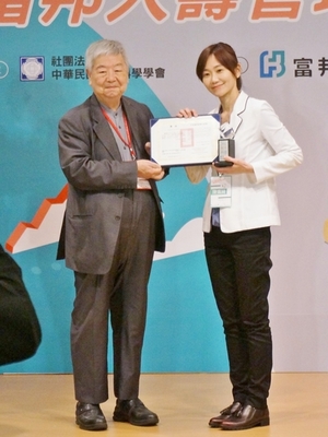 企管系博士生陳珮綺(右)獲得「博士組」最佳實務應用獎、佳作
