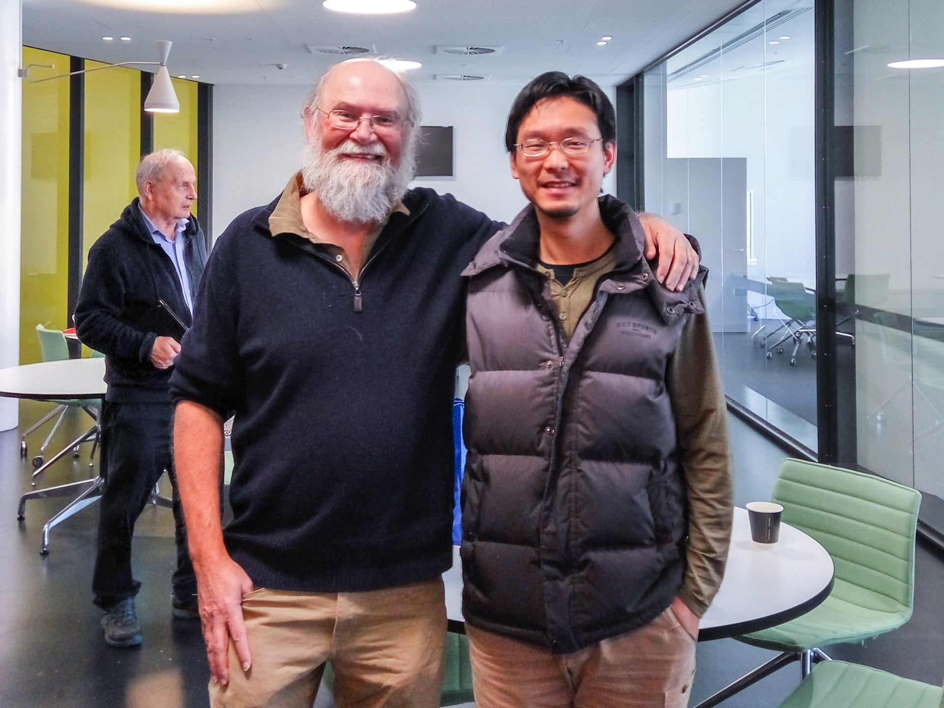 黃老師當年剛到澳洲雪梨科技大學 (UTS)任教，受到前系主任相當多的照顧，黃老師對此仍萬分感念，特於系主任退休時合影留念。圖片