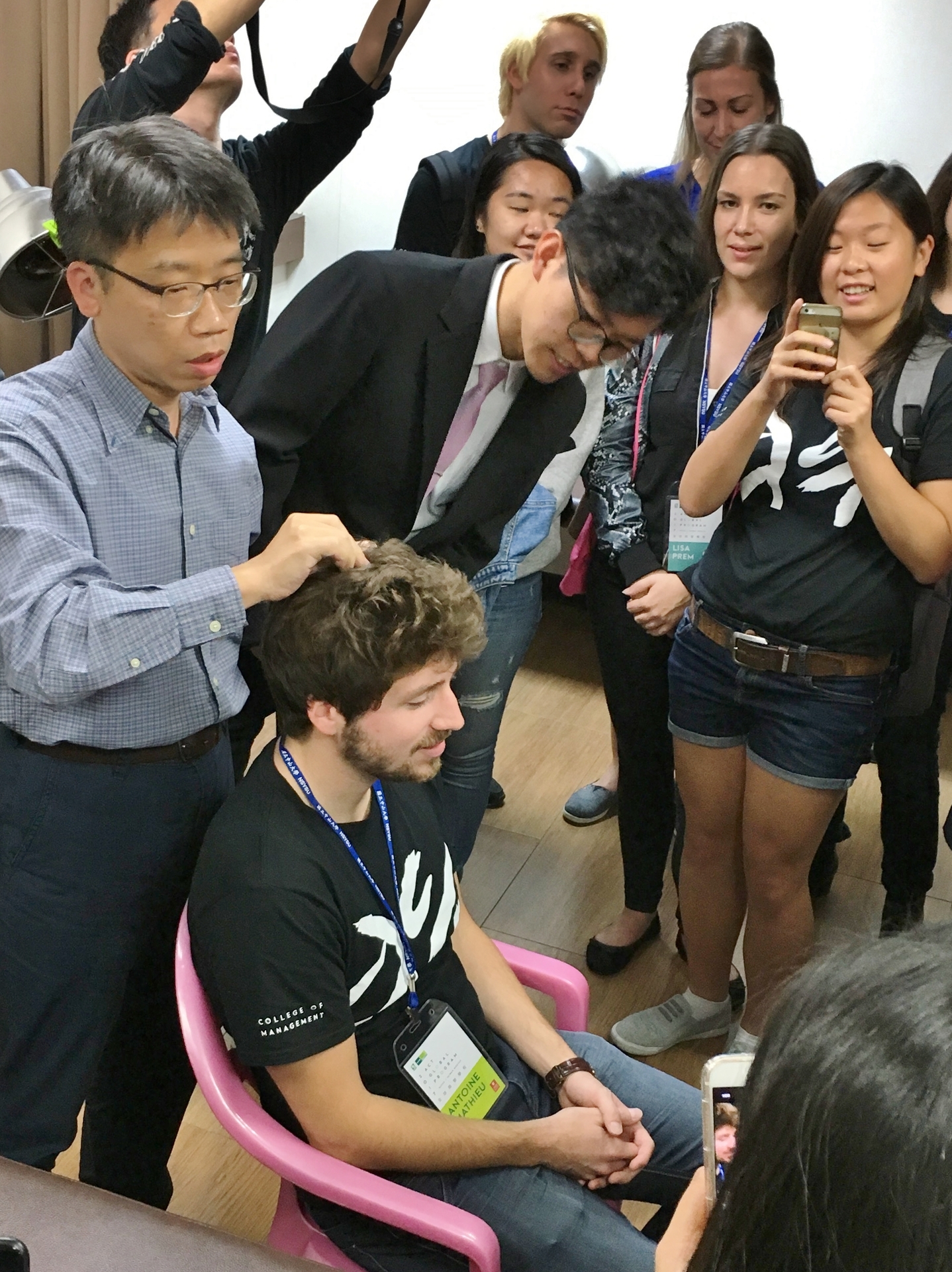 維多利亞大學Antoine Mathieu嘗試頭部針灸，其他同學感到佩服與驚奇圖片