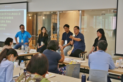講者左起台灣受恩股份有限公司劉庭軒總經理、鼎新和德文教基金會蕭巧怡副執行長、中外餅鋪有限公司第五代余富盛、乑社會企業林崇瑋創辦人、高雄市聲暉協會趙燕繡理事長圖片