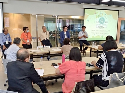 講者左起高雄市身心障礙團體聯合總會游錦源副理事長、弘道老人福利基金會辛榕芝組長、喜憨兒社會福利基金會蘇國禎執行董事、5%DesignAction社會設計平台楊振甫執行長、第一社會企業股份有限公司方偉平總經理圖片