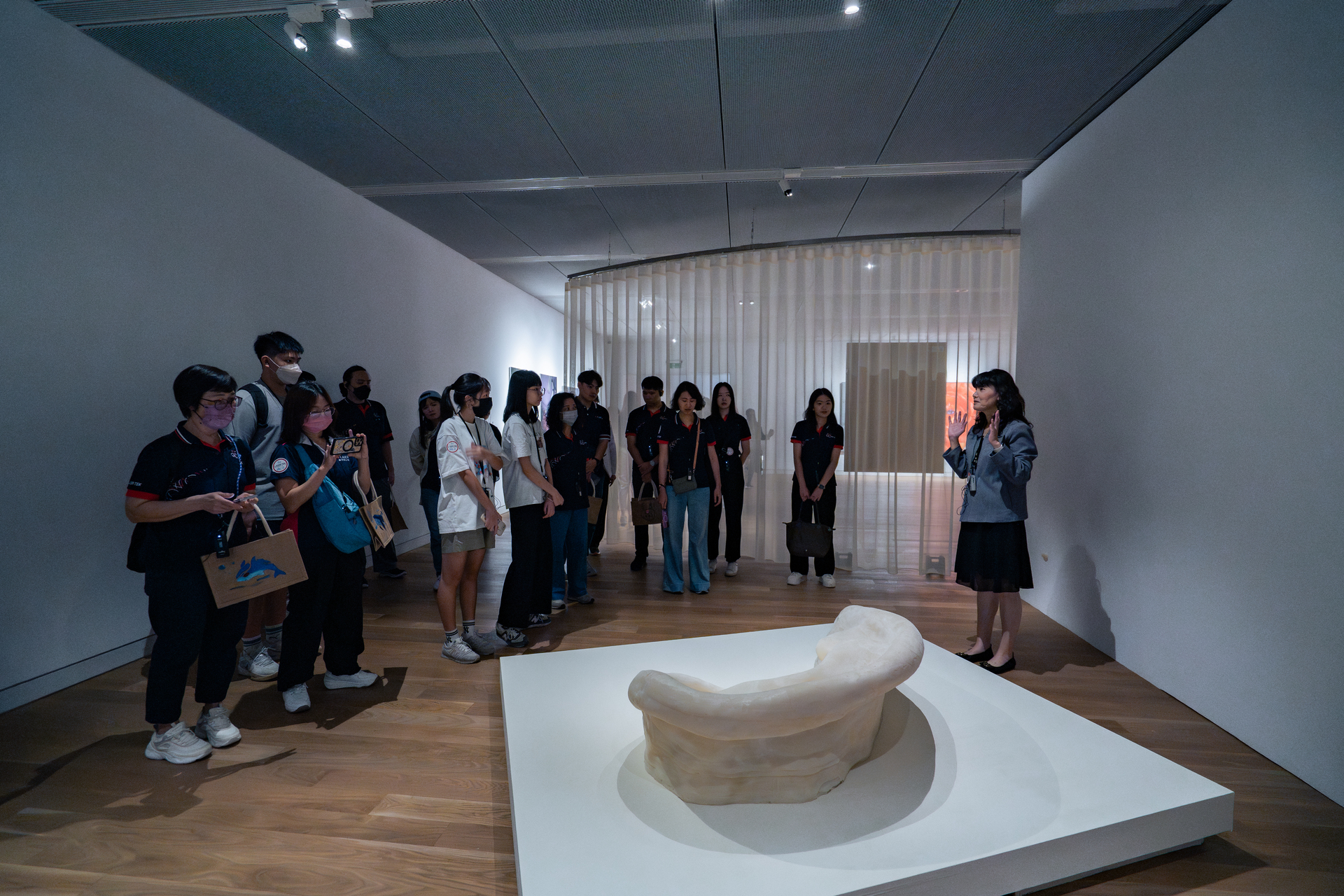 由高美館館員進行《珍珠-南方視野的女性藝術》導覽解說圖片
