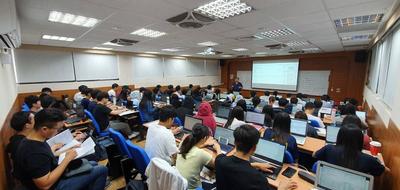 (台新銀行攜手中山大學舉辦「人工智慧金融挑戰賽」，在北部及南部舉行兩場共逾百人的工作坊教學課程，強化學生對資料科學的熟悉度。圖／台新銀行提供)圖片