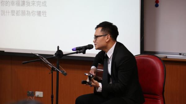 傑出校友領獎兼求婚 導演馬逸騰笑稱「趕進度」（中山新聞）圖片