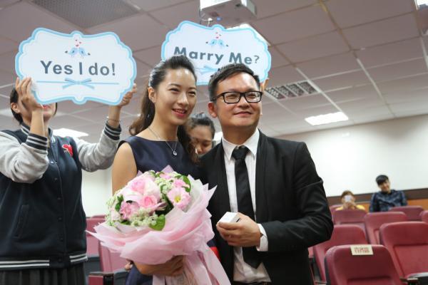傑出校友領獎兼求婚 導演馬逸騰笑稱「趕進度」（中山新聞）圖片