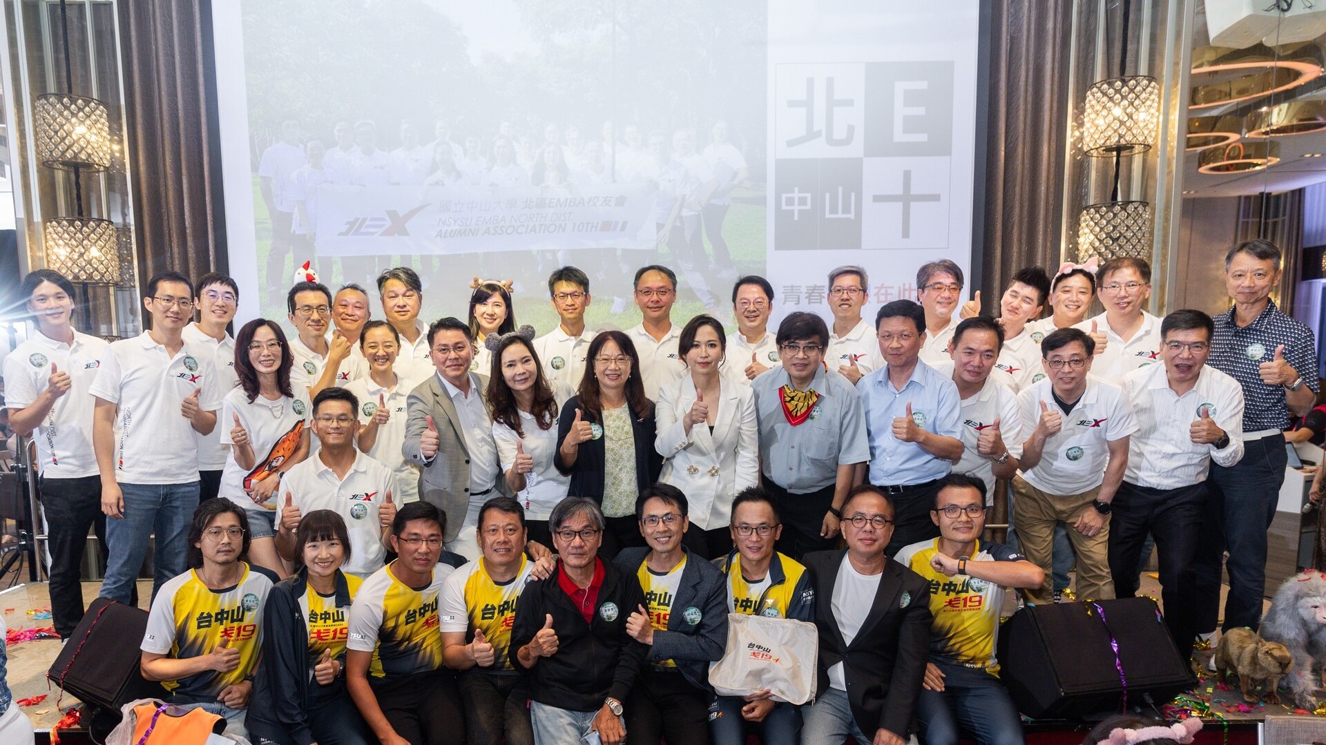 管理學院葉淑娟院長、EMBA執行長林豪傑老師、北Ｅ歷任榮譽理事長、北E10團隊與戈19勇士們合影圖片