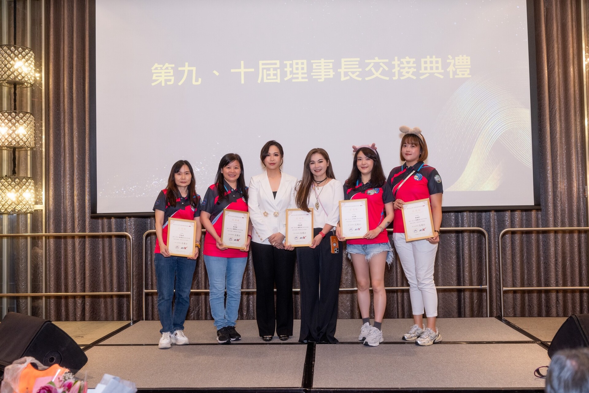 第十屆理事長范瓊云(左3)致贈感謝狀給第九屆服務團隊圖片