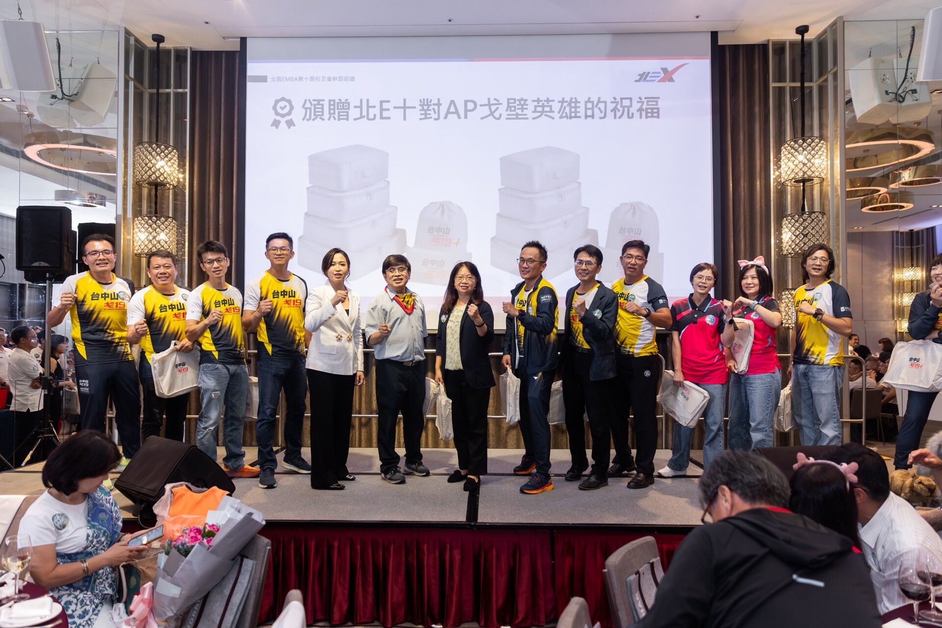 第十屆理事長范瓊云(左5)代表北Ｅ10團隊，致贈祝福禮品予戈19勇士圖片