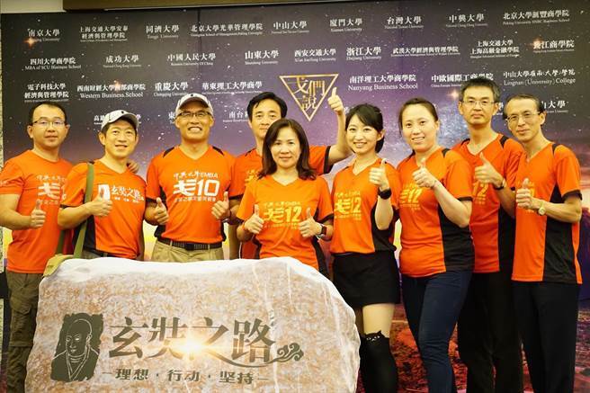 百位兩岸EMBA企業家，齊聚高雄華園飯店，參與第一次舉辦的「戈們說」活動，圖為參與活動者的合影之一。（圖／世寰公司提供）圖片