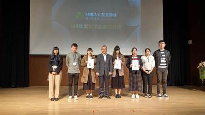 （高雄副市長葉匡時（左四）29日特別出席友友錦祿教育基金會活動，頒獎給優秀學子，並表達對友友建設董事長張永義3兄弟善行的支持。圖：顏瑞田）圖片