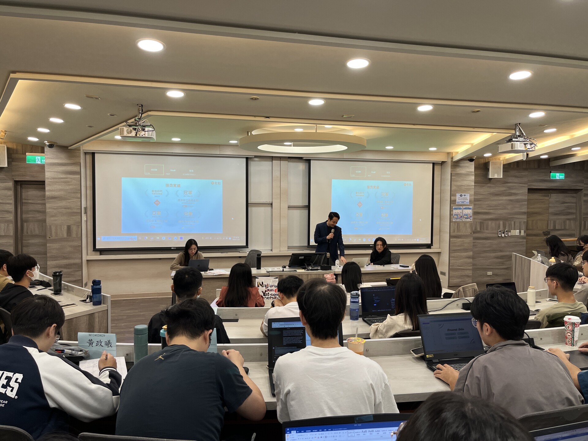 學生們認真聽講圖片