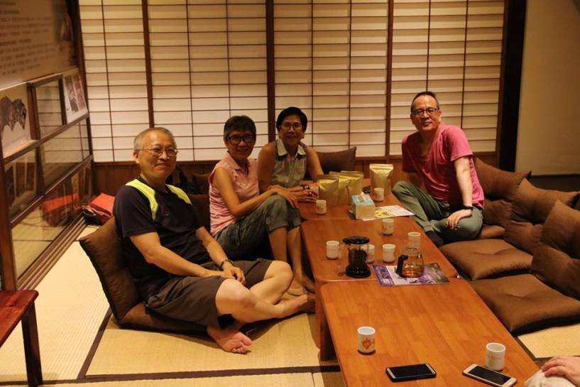 退休警察(右)協助編寫美濃腔版本的客語導覽文字，新埔鎮公所民政課長盧煥城(左)感動不已。（圖／新埔鎮公所提供 , 2017.07.24）圖片