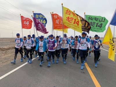 台中山戈14團隊，不畏強風、酷熱完賽，勇奪兩大獎。中山大學提供圖片