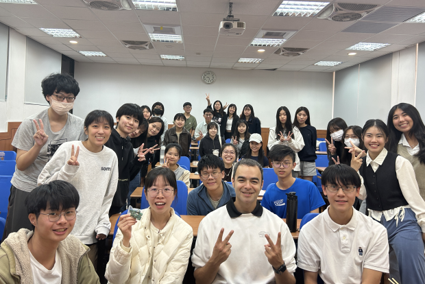 [English Corner] From Details to Stories: Ronnie Nunez Helps Students Strengthen English Speaking SkillsImage