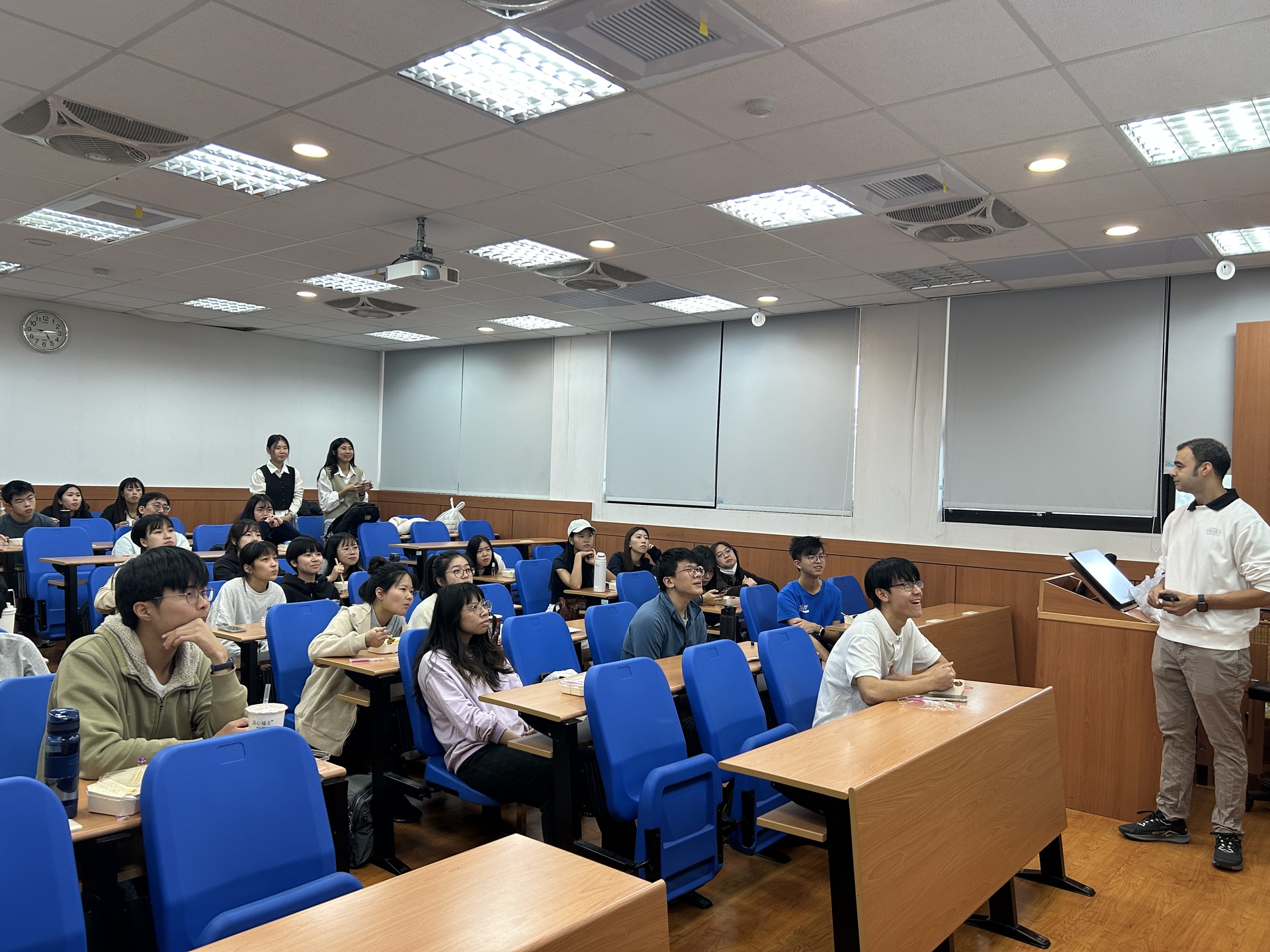 同學專心聆聽講者分享圖片