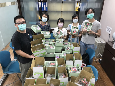國際交流辦公室動員進行採買、載運、裝箱及郵寄作業圖片