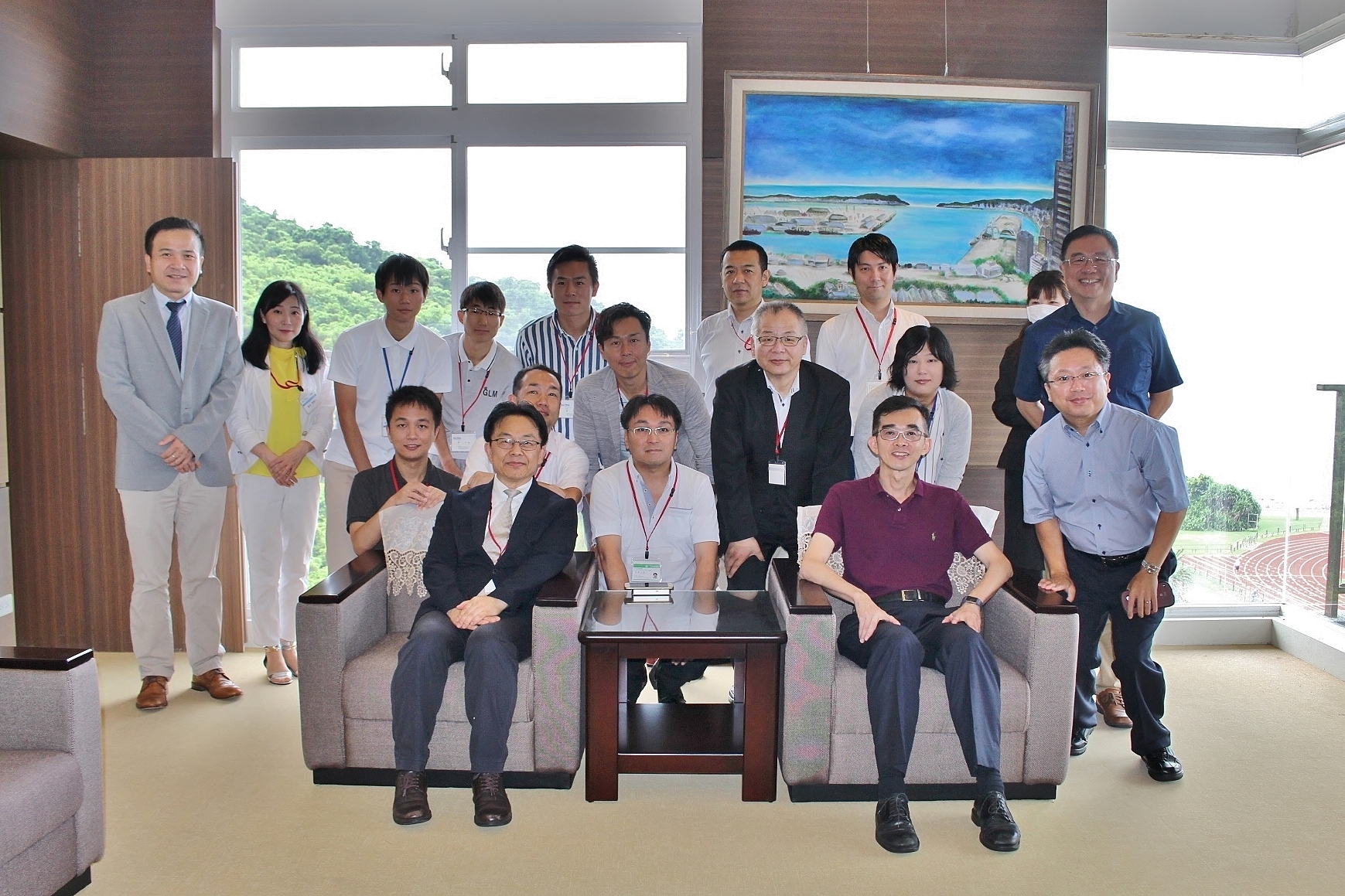 KKBS一行師生來訪中山管院，由陳世哲院長(前排右一)、EMBA林東清執行長(二排右一)和國際事務中心徐士傑主任(後排左一)接待圖片