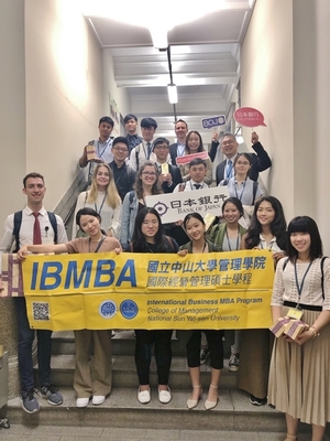 學生於日本銀行合照圖片