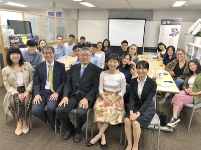 於中華民國對外貿易發展協會東京台灣貿易中心合照，前排左起IBMBA學Sandy、中心陳英顯主任、鄭義教授、中心副主任及同仁圖片