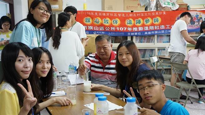 中山大學公共事務管理研究所學員進入社區體驗檸檬產業。（林雅惠攝）圖片