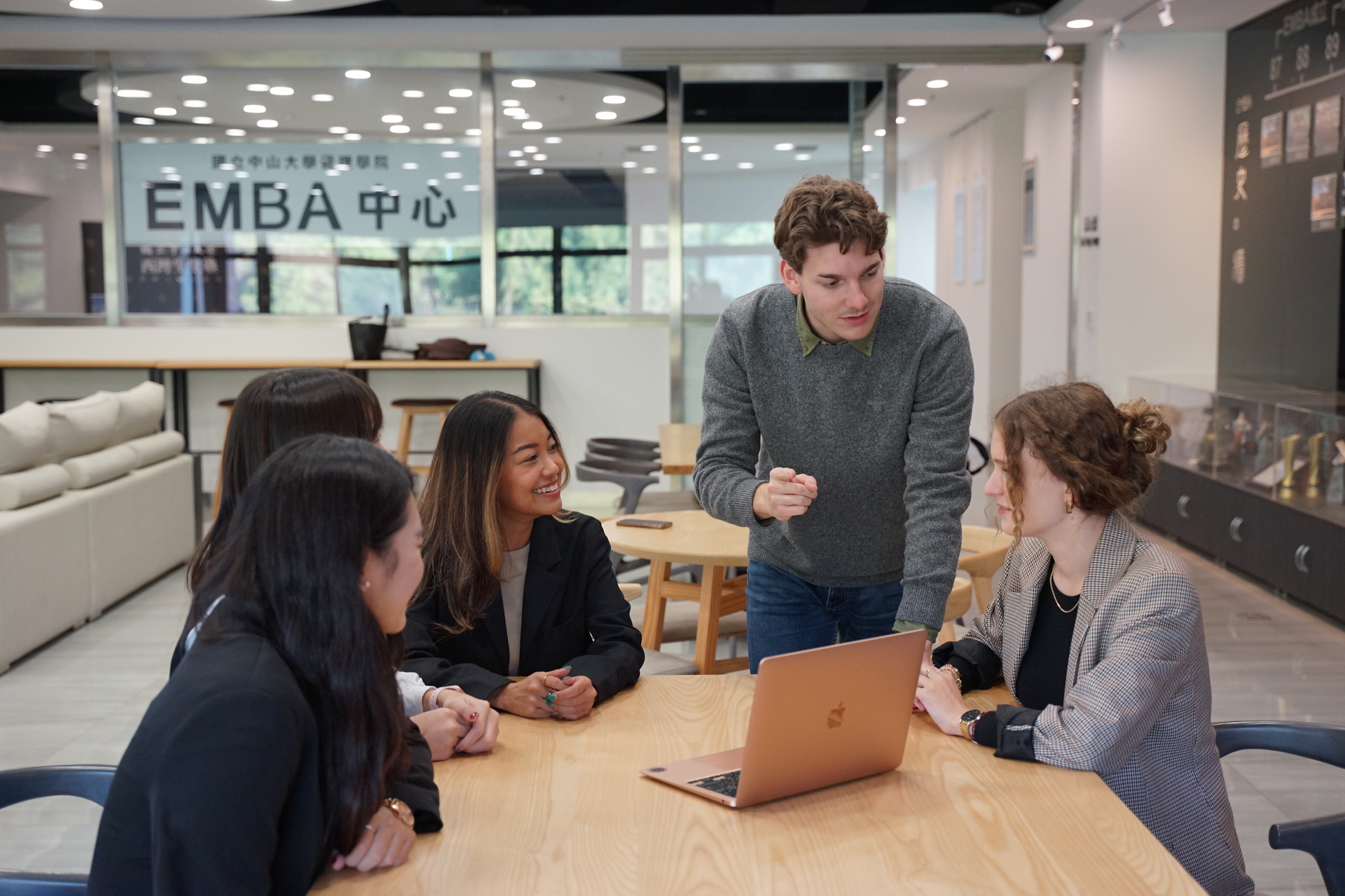 National Sun Yat-sen University's College of Management has many international students, who learn and interact with local students, mutually challenging and sharpening each other's skills.