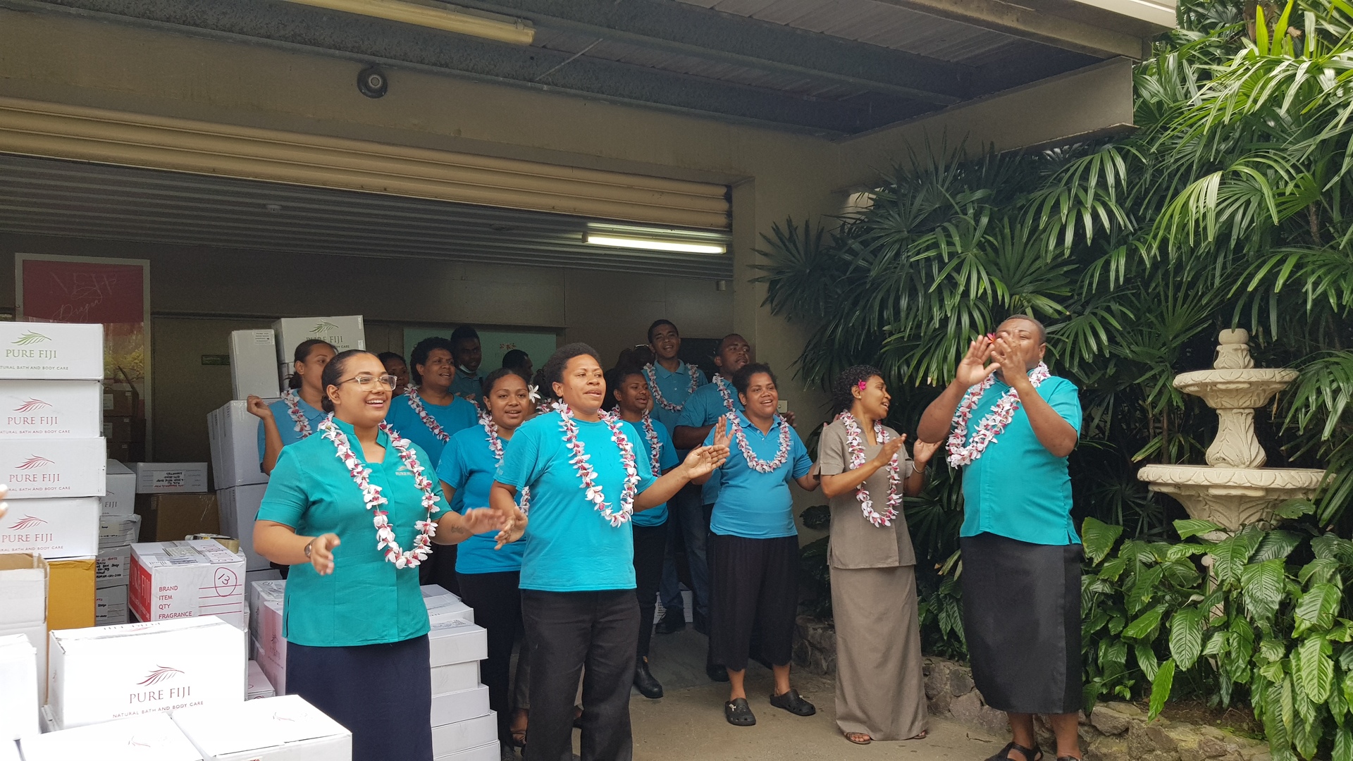 葉淑娟院長參觀斐濟知名企業Pure Fiji，該公司以當地舞蹈盛情歡迎賓客