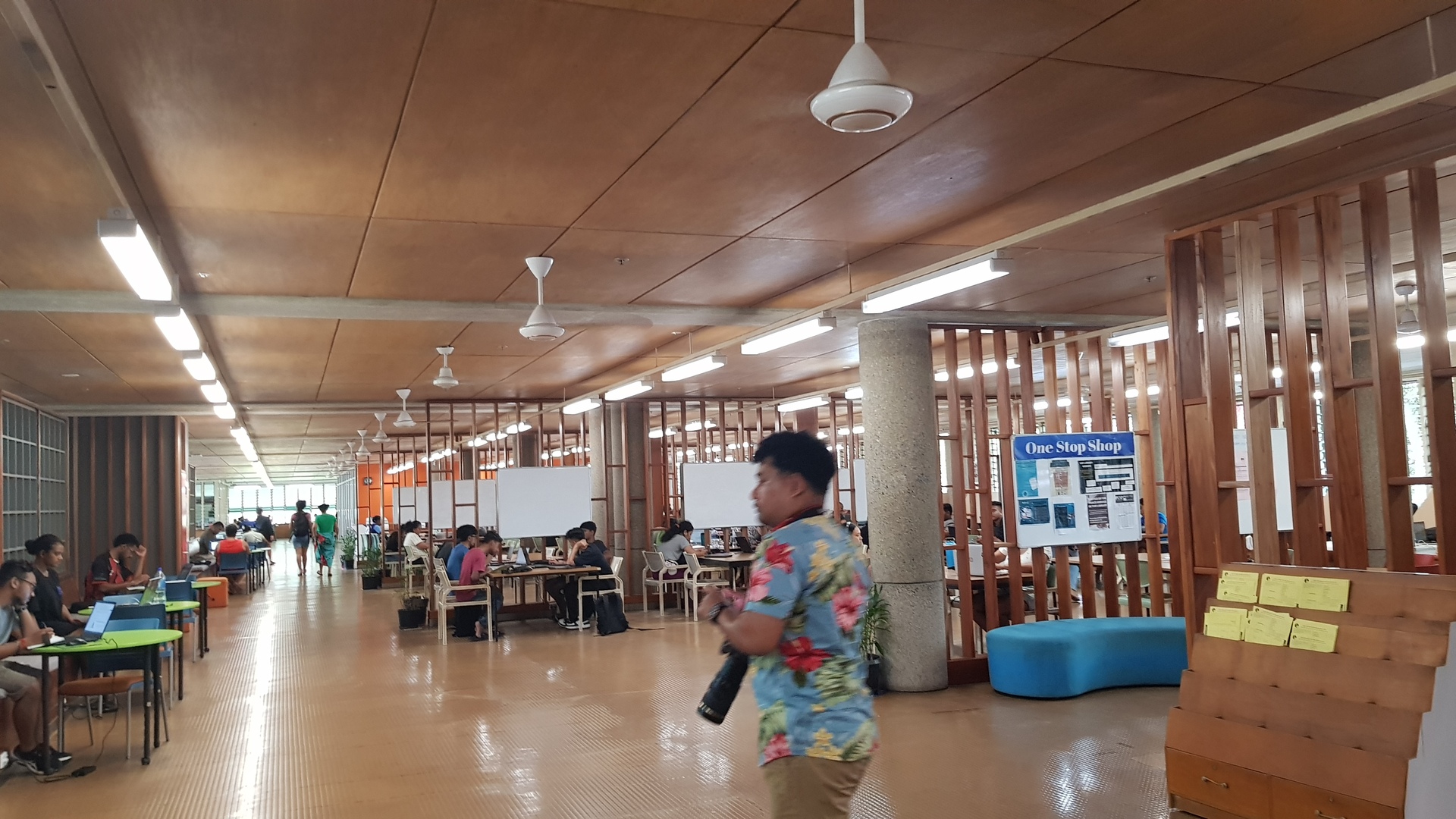 參觀University of South Pacific，圖書館裡許多學生在讀書，論文做Pacific(太平洋)相關的研究，都會特別收藏