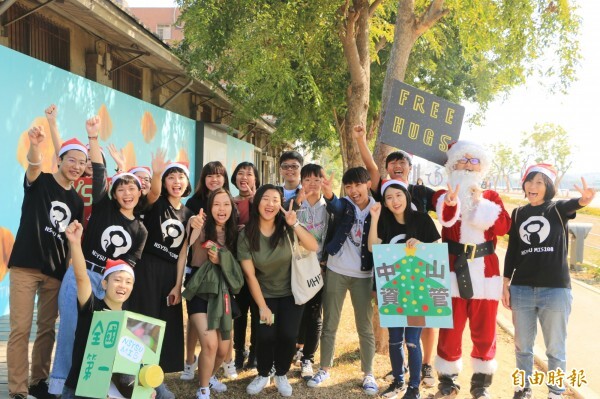 中山大學資訊管理研究所學生發起「Free Hugs」（自由擁抱）活動。（記者黃旭磊攝）圖片