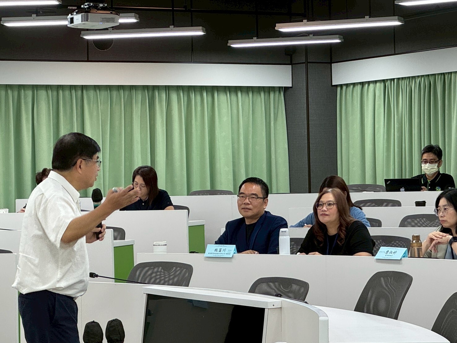 校友學員專注聆聽院長授課圖片