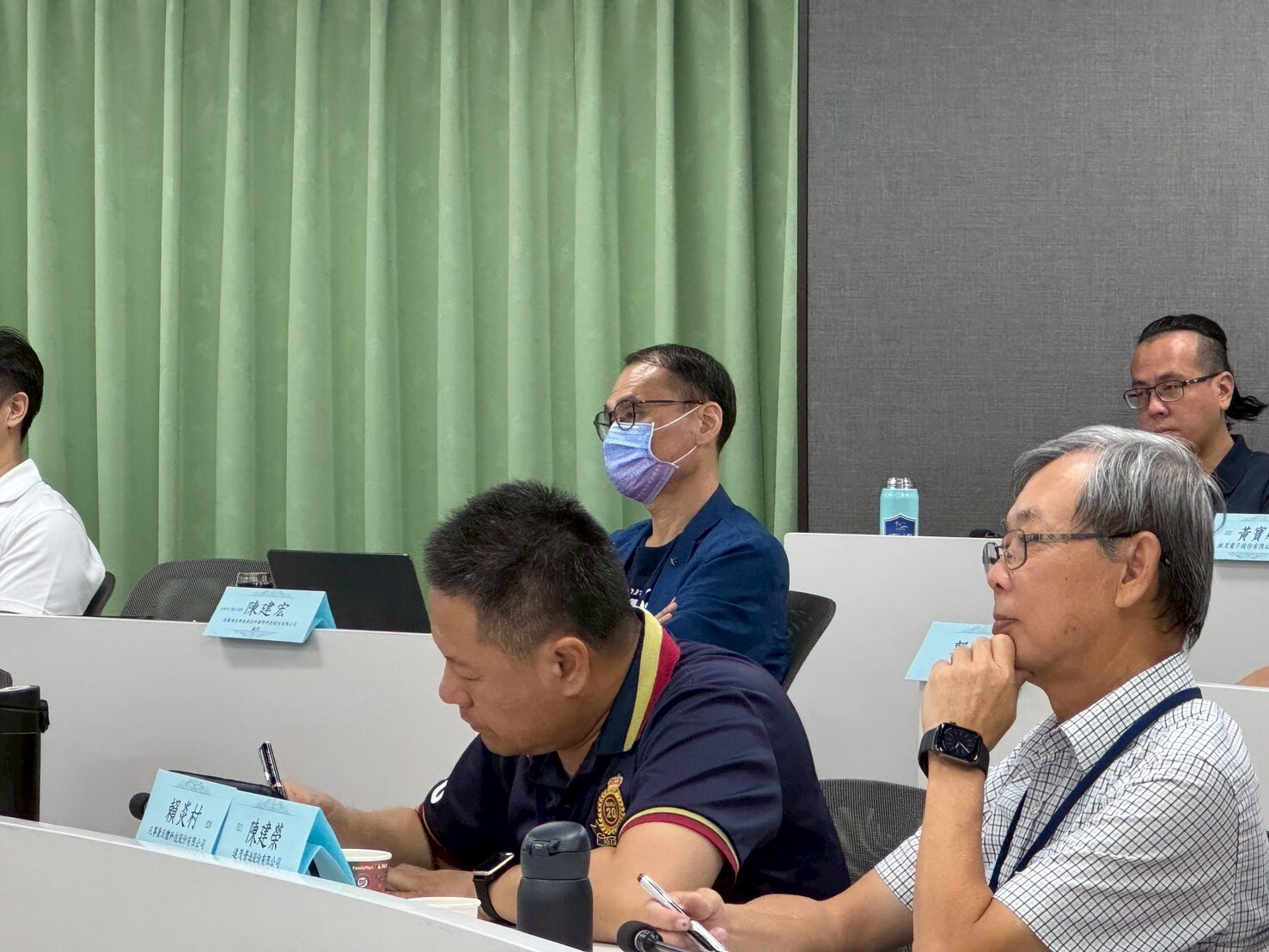 校友學員認真聆聽並筆記圖片