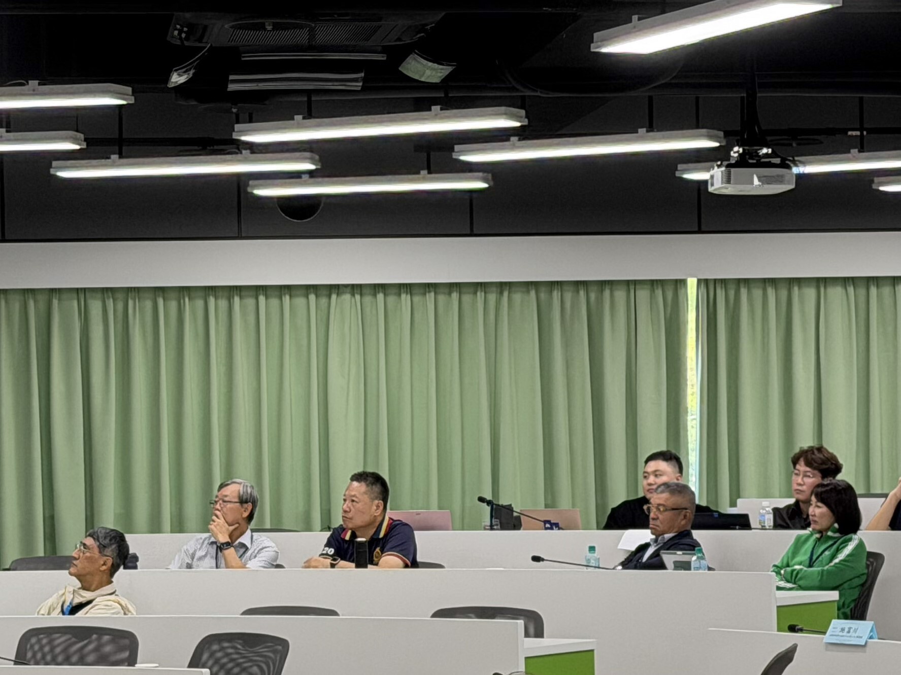 學員聆聽各組上台報告圖片