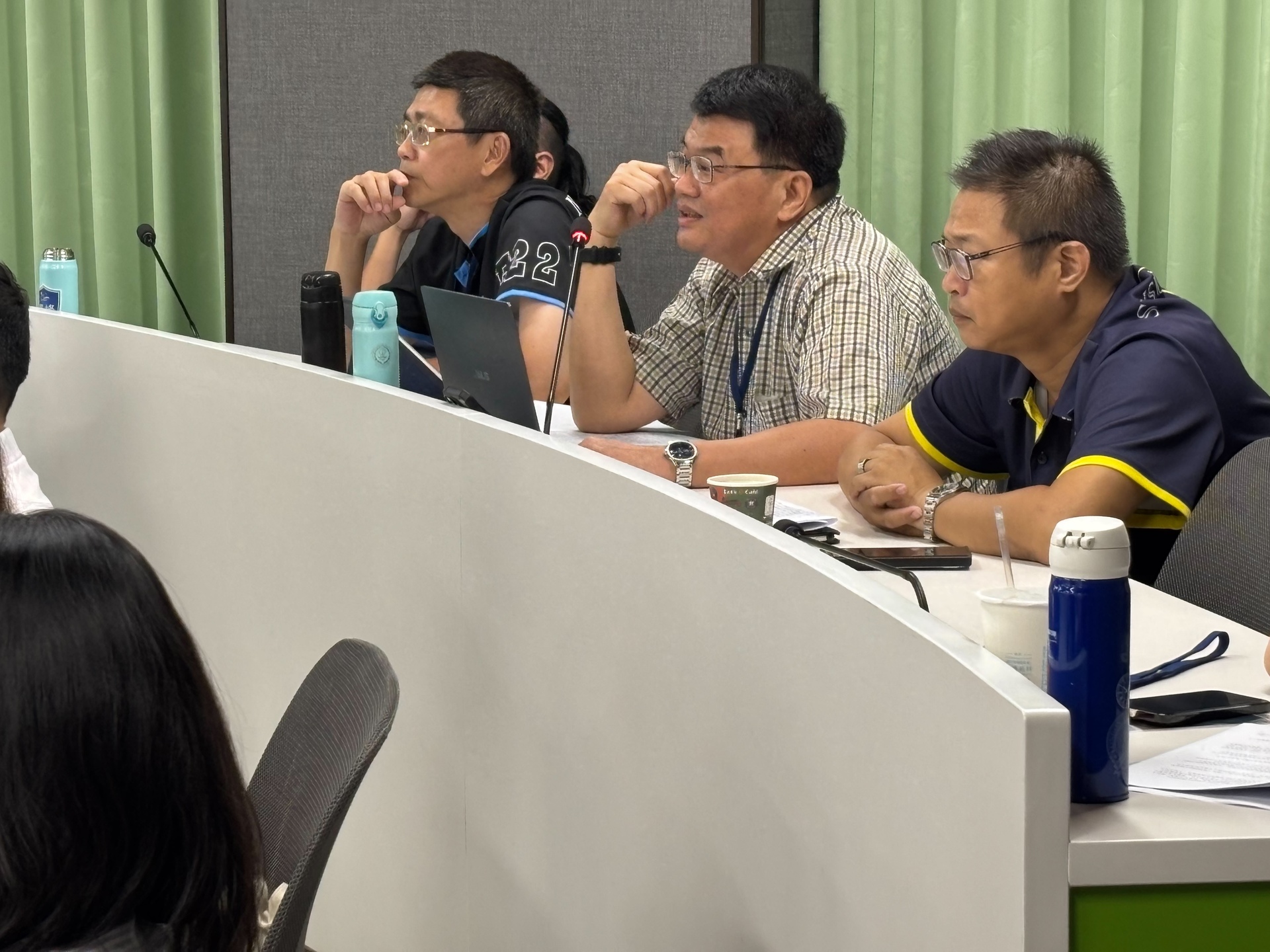 現場學員聚精會神聽講圖片