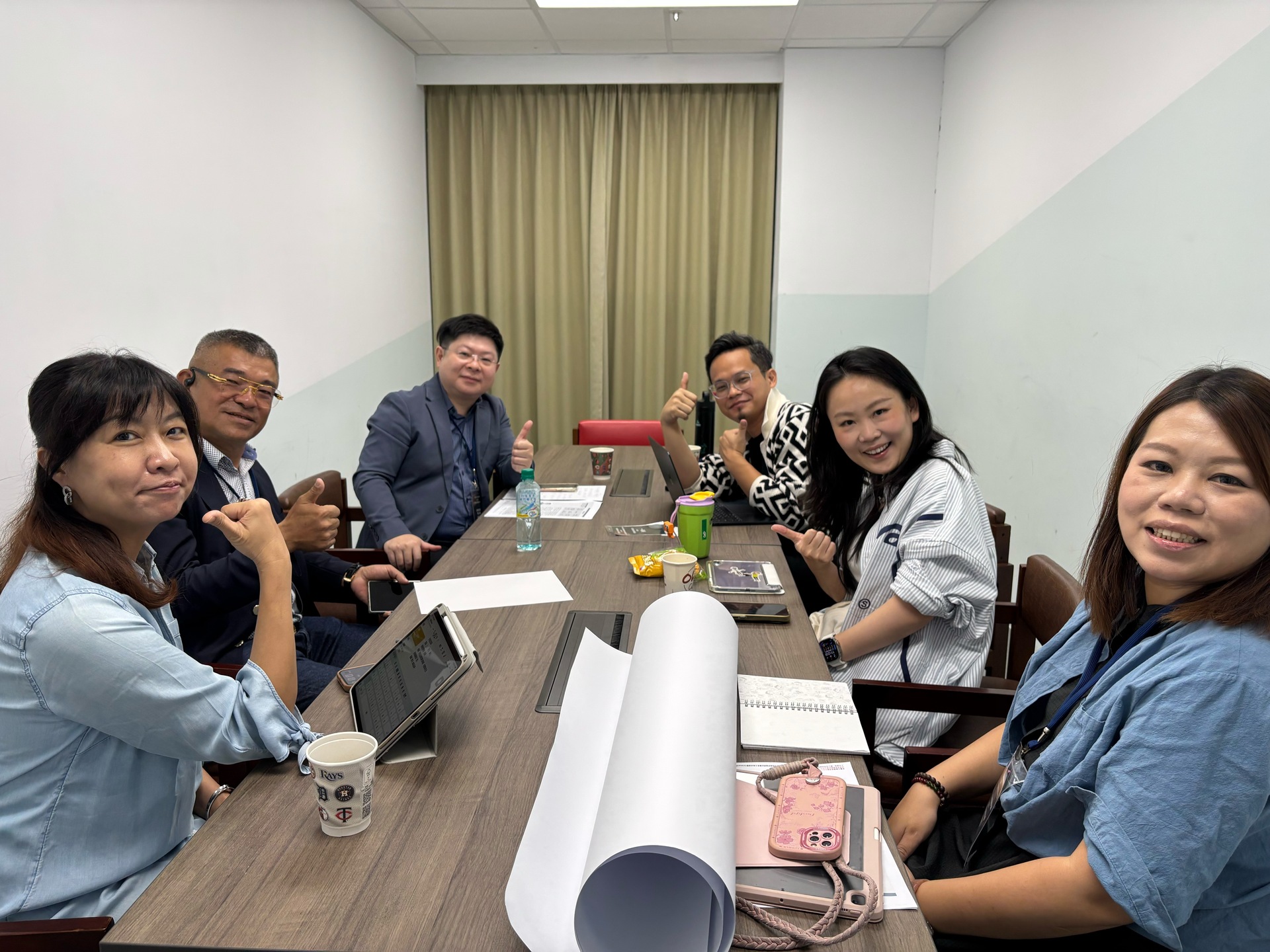 學員熱絡交流不同管理觀點圖片