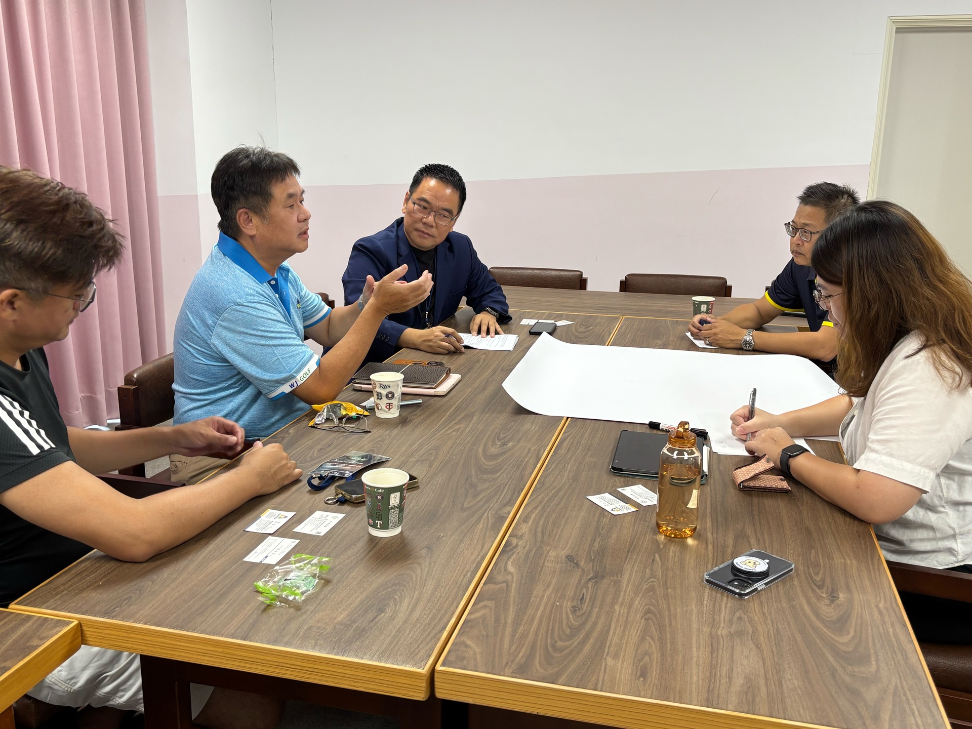 學員們沉浸剖析企業決策多重面向圖片