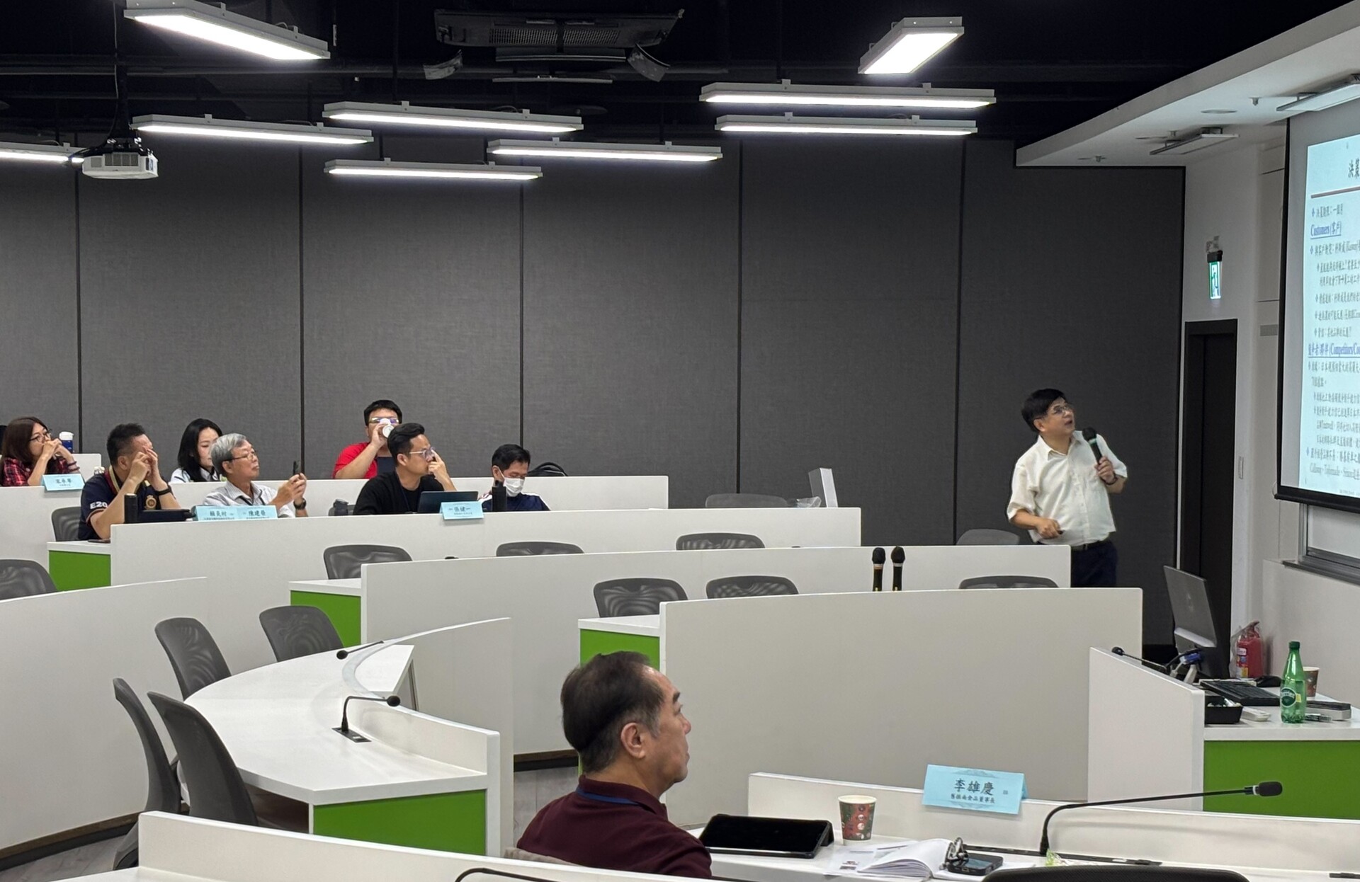 學員全神貫注於院長的講解圖片