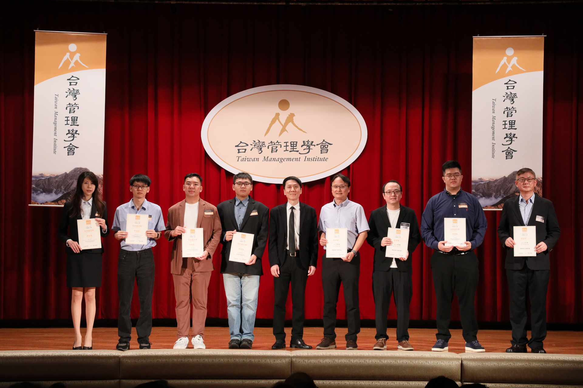 IBMBA童鈺喬(左一)以〈淨零排放新聞報導中的企業環境責任敘事〉論文榮獲佳作圖片