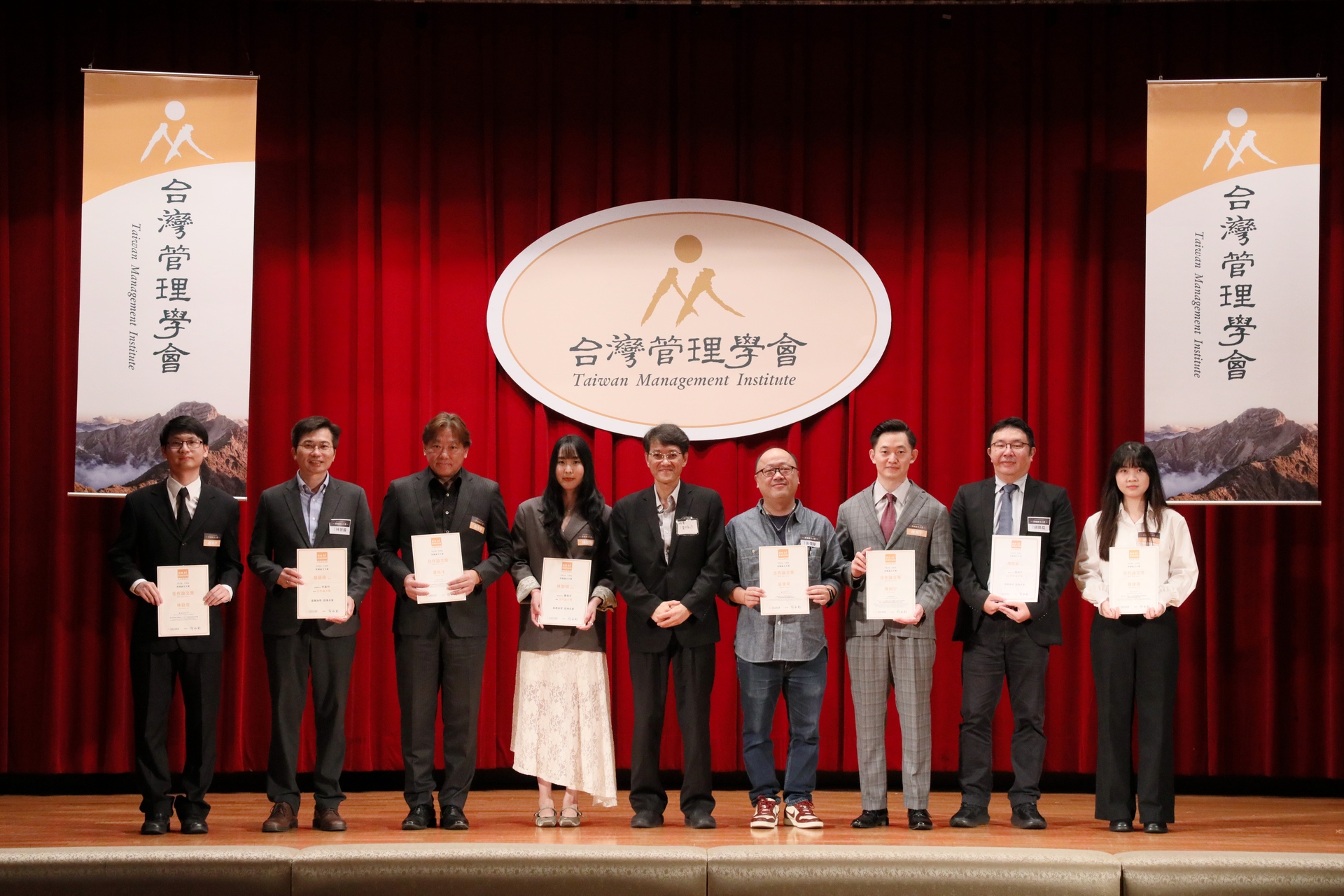 行管所陳婕湘(左四)	以〈歡迎加入「諧教」！不同諧音雙關的商店招牌命名對態度與造訪意願之影響〉論文榮獲佳作圖片