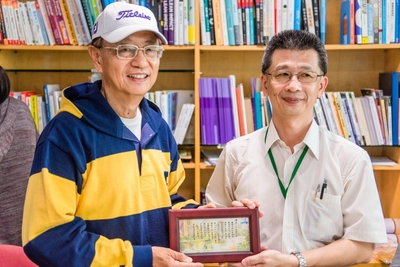 郭瑞坤所長(右)與仁人學社創辦人謝家駒(左)合影圖片