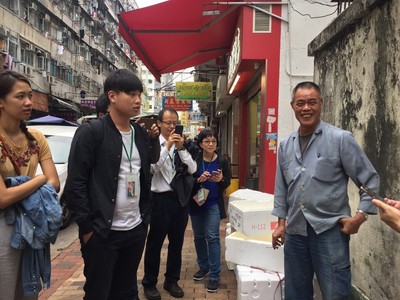 北河同行老闆老闆明哥(右)向師生講述其社會企業概念圖片