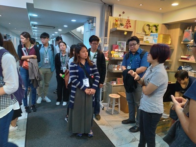 香港社聯解小姐(右)為師生講解該機構運作的社會企業圖片