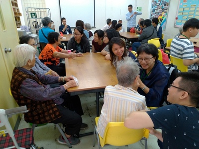 師生於參訪聖雅各福群會-眾膳坊時與當地長者共進午餐圖片