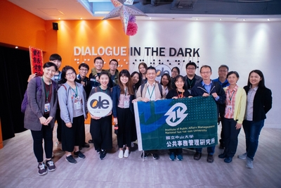 師生團隊與黑暗中對話講解員合影圖片