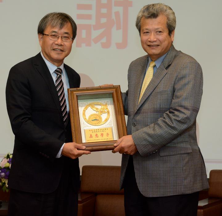 中山大學校長鄭英耀(左)頒狀感謝中鋼董事長翁朝棟(右)。圖／中山大學提供圖片