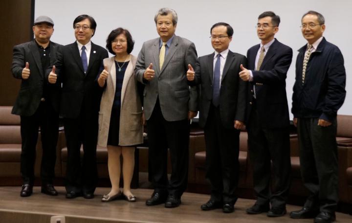 中山大學管理學院校友會會長陳英傑、校友總會理事長鄭再興、副校長蔡秀芬、中鋼董事長翁朝棟、工業技術研究院副院長劉軍廷、中山大學管理學院院長陳世哲及中山大學南台灣跨領域科技創新中心主任吳仁和(由左至右)等人合影留念。圖／中山大學提供圖片